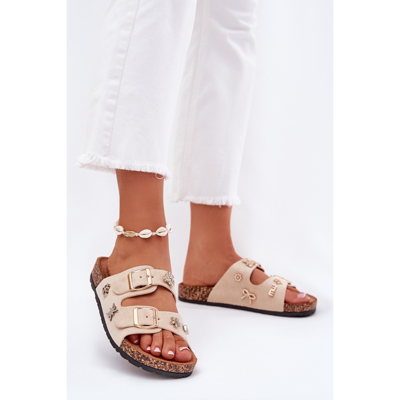 Damenschuhe auf einer Korksohle mit Schnallen und Stiften Beige 2