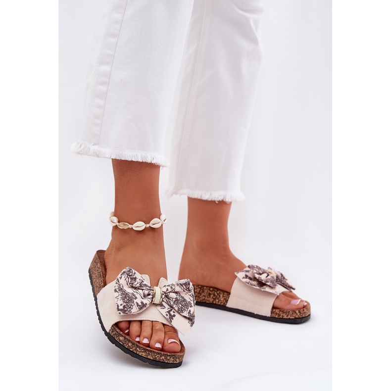 Frauenschuhe mit einem Bug auf einer Korkplattform Beige 2