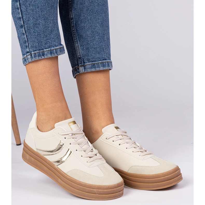 Beige Sneakers Damen -Sneaker mit einer goldenen Ergänzung 1