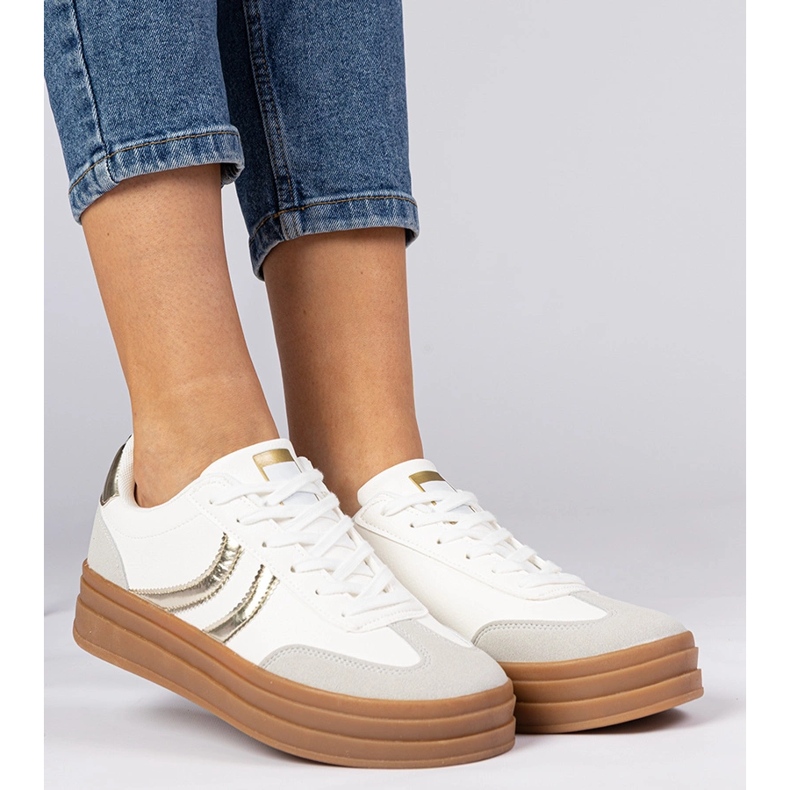 Weiße Turnschuhe Frauen -Sneaker mit einer goldenen Ergänzung 1