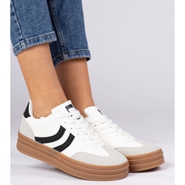 Weiße Turnschuhe Frauen -Sneaker mit einem schwarzen Accessoire 1