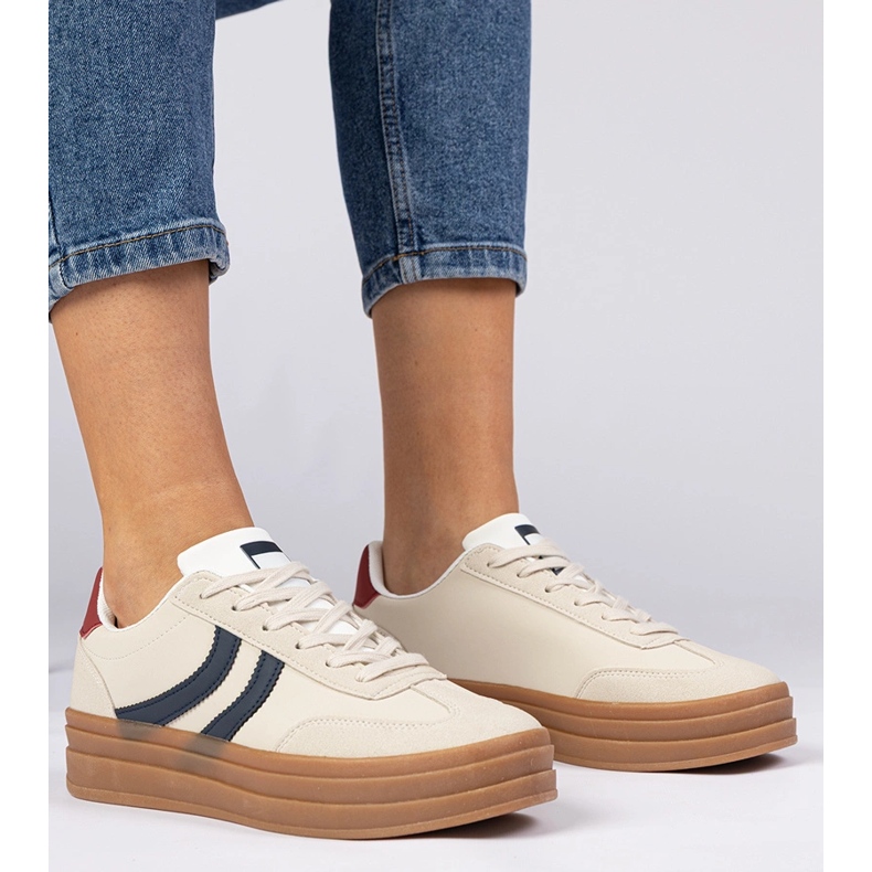 Beige Sneakers Damen -Sneaker mit einem dunkelblauen Accessoire weiß 1