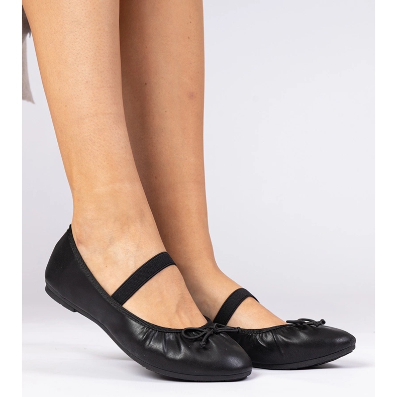 Schwarze Frauen -Ballerinas mit einem Bogen 1