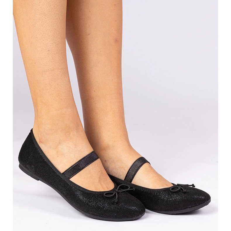 Schwarze Frauen -Ballerinas mit einem Bogen auf einer Elastizitätsbande 1