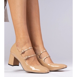 Beige Frauenpumpen auf der Säule mit Schnallen 1