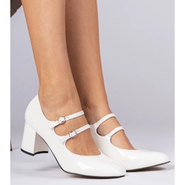 Weiße Frauenpumpen auf der Säule mit Schnallen 1