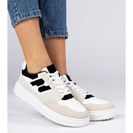 Weiß und weiße Turnschuhe der Frauen von Frauen 2