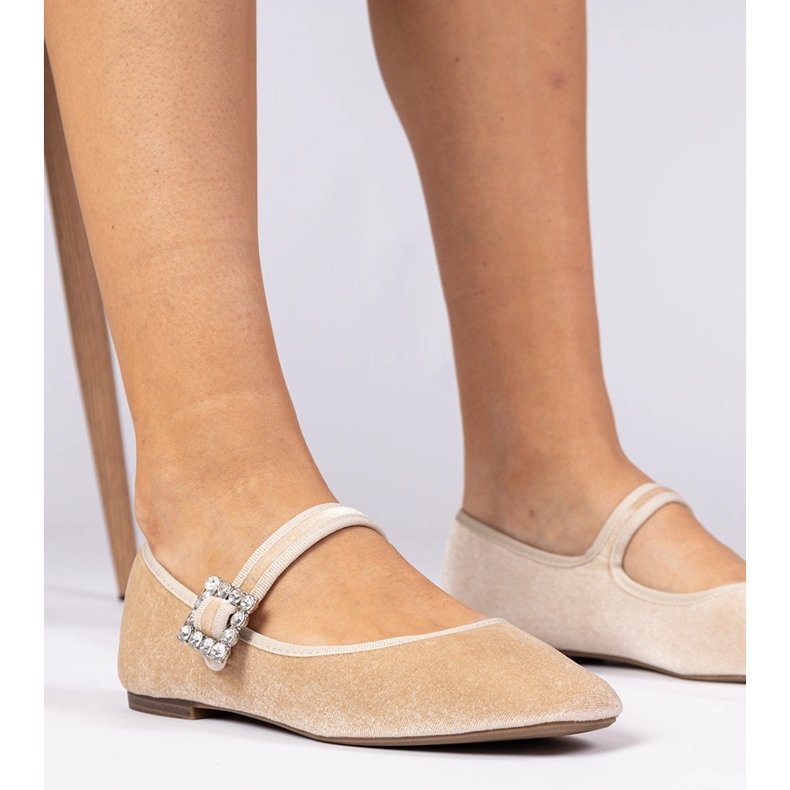 Beige Frauen Velor Ballerinas mit einer Schnalle 1