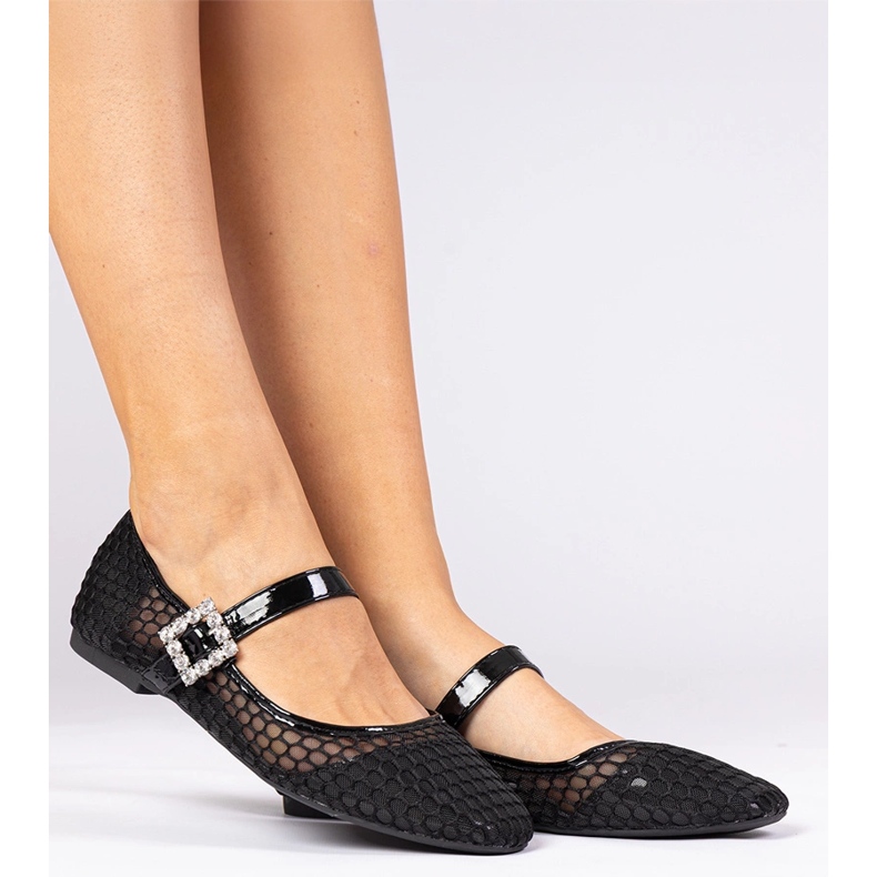 Schwarze Netzballlerin mit einer Klammer und Kristall 1