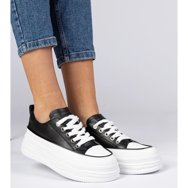 Schwarz -Weiß -Frauen -Turnschuhe auf einer hohen Sohle 1