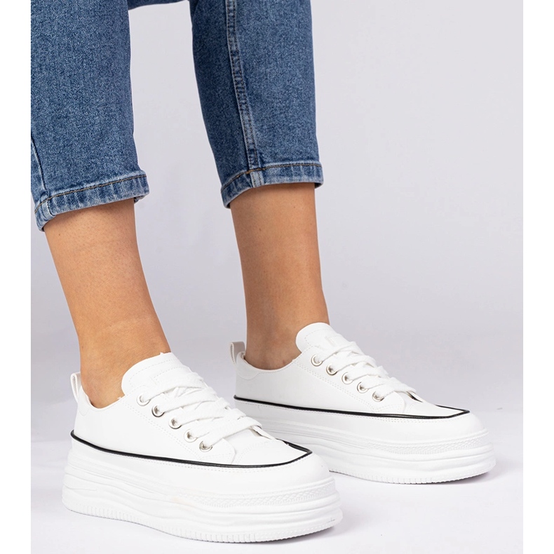 Weiße Frauen -Turnschuhe auf einer hohen Sohle 1