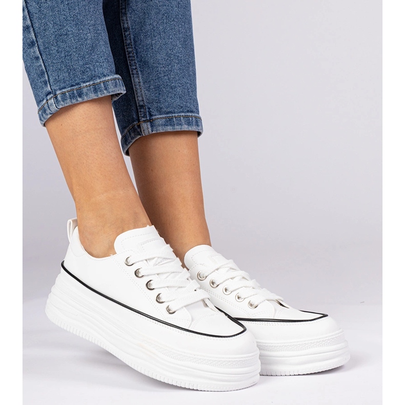 Weiße Frauen -Turnschuhe auf einer hohen Sohle 2