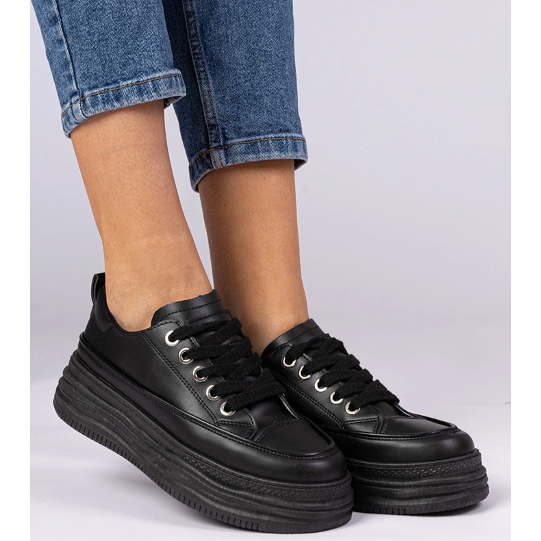 Schwarze Frauen -Turnschuhe auf einer hohen Sohle 2