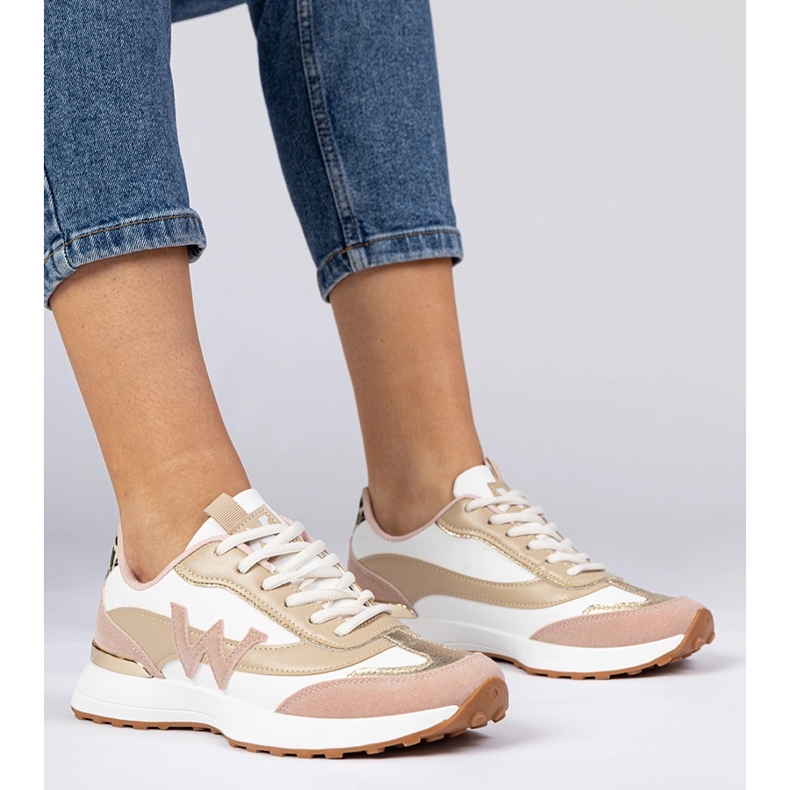 Weiße und rosa Frauen -Turnschuhe mit einem Leopardenzubehör 1