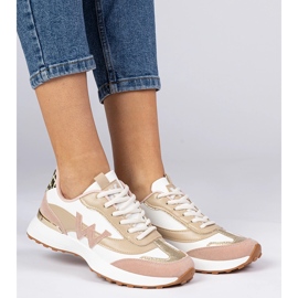 Weiße und rosa Frauen -Turnschuhe mit einem Leopardenzubehör 2