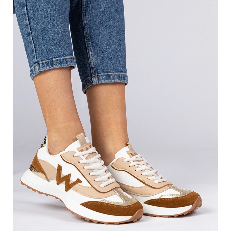 Weißbraune Frauen-Turnschuhe mit einem Leoparden-Accessoire 1