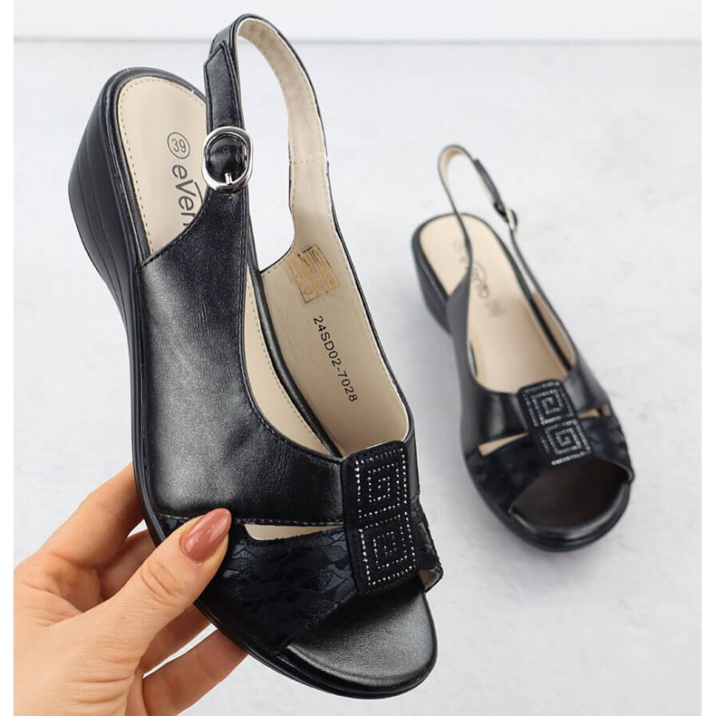 Frauensandalen auf Keilen schwarzer Evento 7028 1