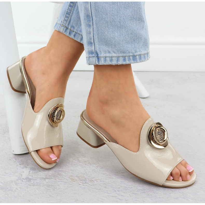 Hausschuhe auf einem Block mit einem verzierten, lackierten Beige Jezzi 214 1