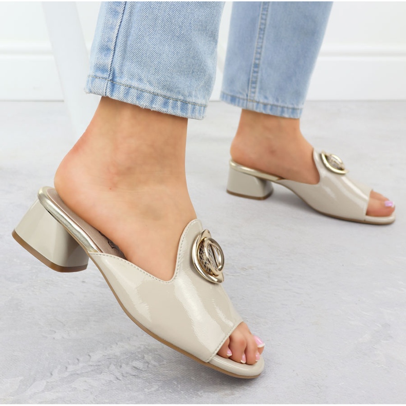 Hausschuhe auf einem Block mit einem verzierten, lackierten Beige Jezzi 214 2