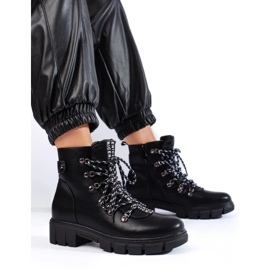 Schwarze Taschen auf der Vinceza-Plattform 2