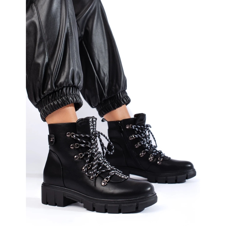 Schwarze Taschen auf der Vinceza-Plattform 2