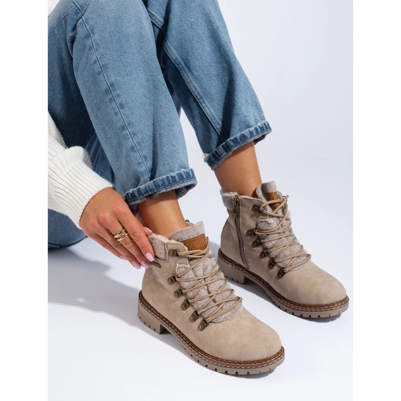 Beige Damenstiefel mit Schaffellmantel 1