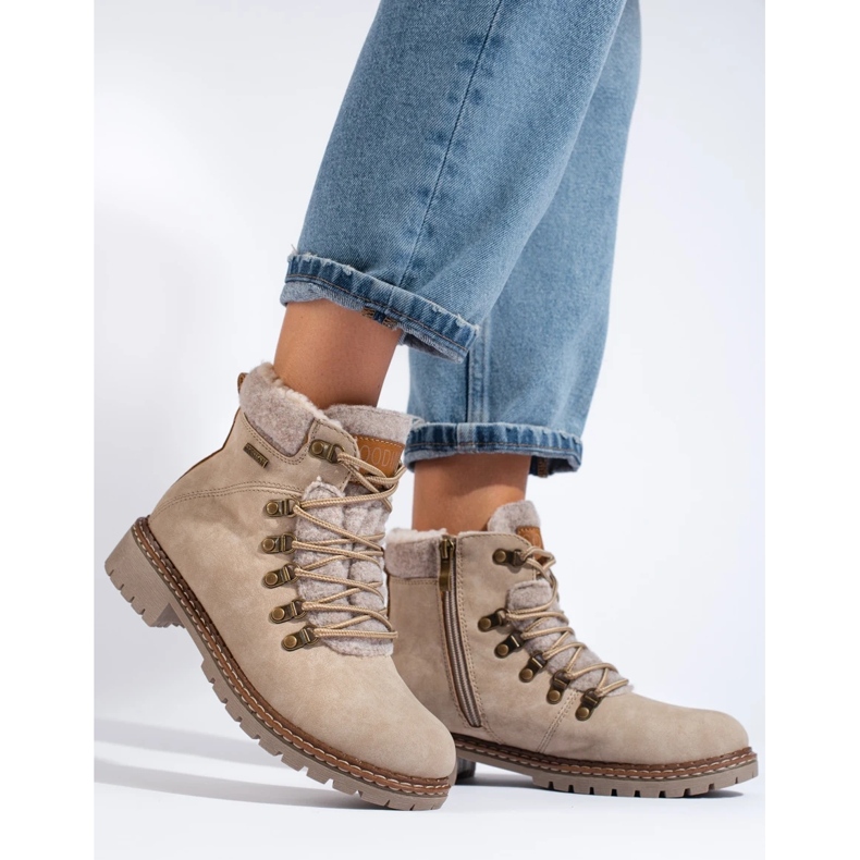 Beige Damenstiefel mit Schaffellmantel 2