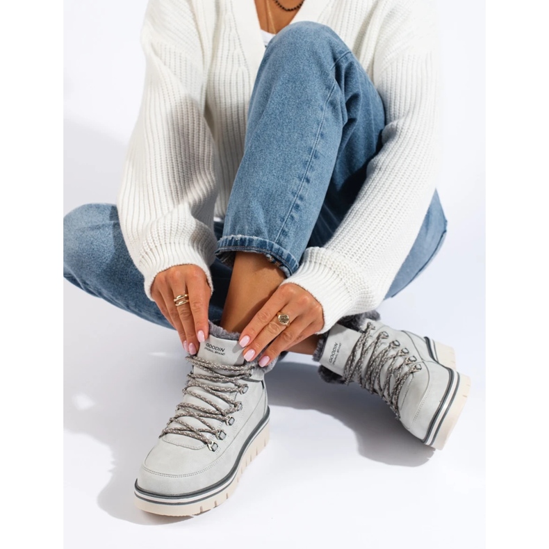 Trapperinnen auf dem Bahnsteig grau 2