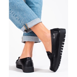 Schwarze Damenschuhe auf der Plattform 2