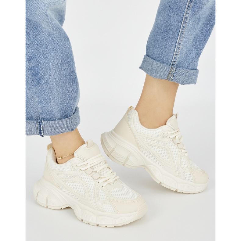 Beige Turnschuhe mit dicker Sohle 1