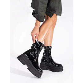 Schwarze Lackstiefeletten auf hohem Plateau 1