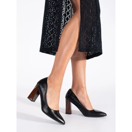 Elegante schwarze Pumps mit hohen Absätzen 1