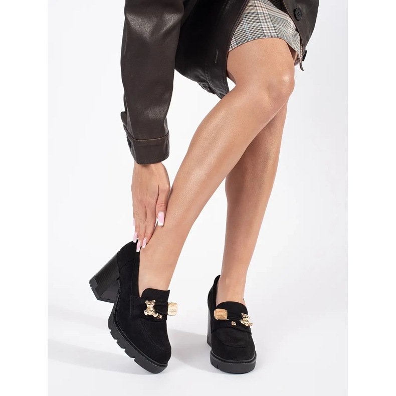 Schwarze Damen-Wildlederschuhe mit hohem Absatz und Metallverzierung 1