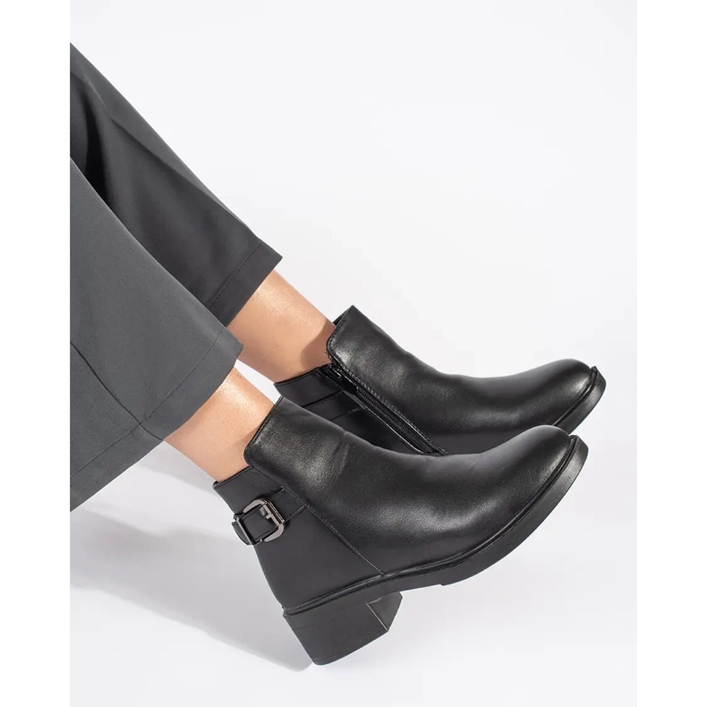 Schwarze Damenstiefeletten mit niedrigem Absatz und dekorativer Schnalle 1