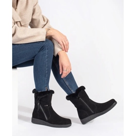 Isolierte Damenstiefel aus schwarzem Leder mit Fell von Sergio Leone 1