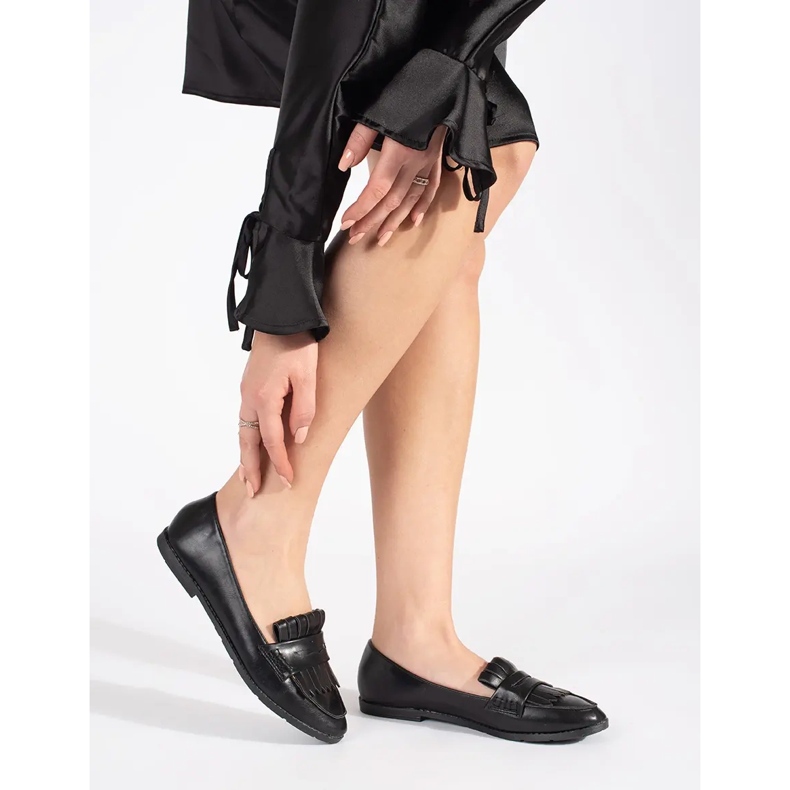 Schwarze Damenmokassins mit Fransen verziert 2