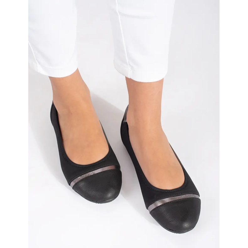 Flache schwarze Ballerinas aus Lederimitat 1