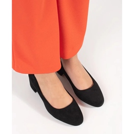 Schwarze Wildlederpumpen auf dem Sergio Leone Post 2