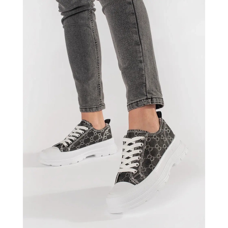 Schwarze Turnschuhe auf der Plattform mit Dekorationen 1