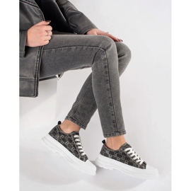 Schwarze Turnschuhe auf der Plattform mit Dekorationen 2