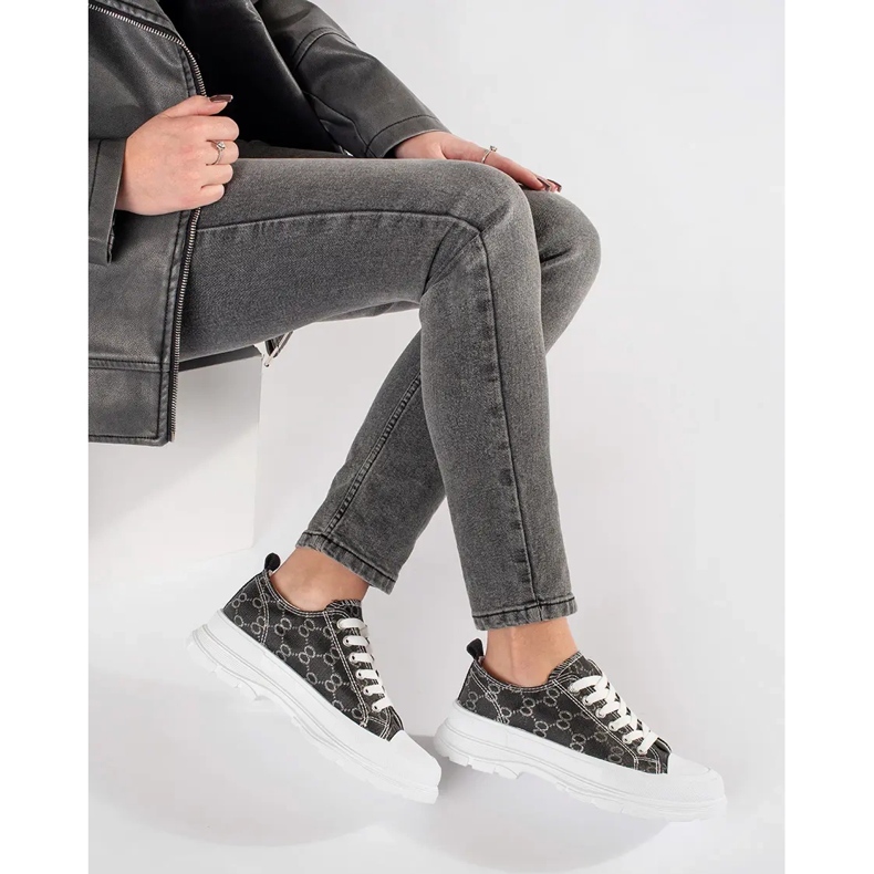 Schwarze Turnschuhe auf der Plattform mit Dekorationen 2