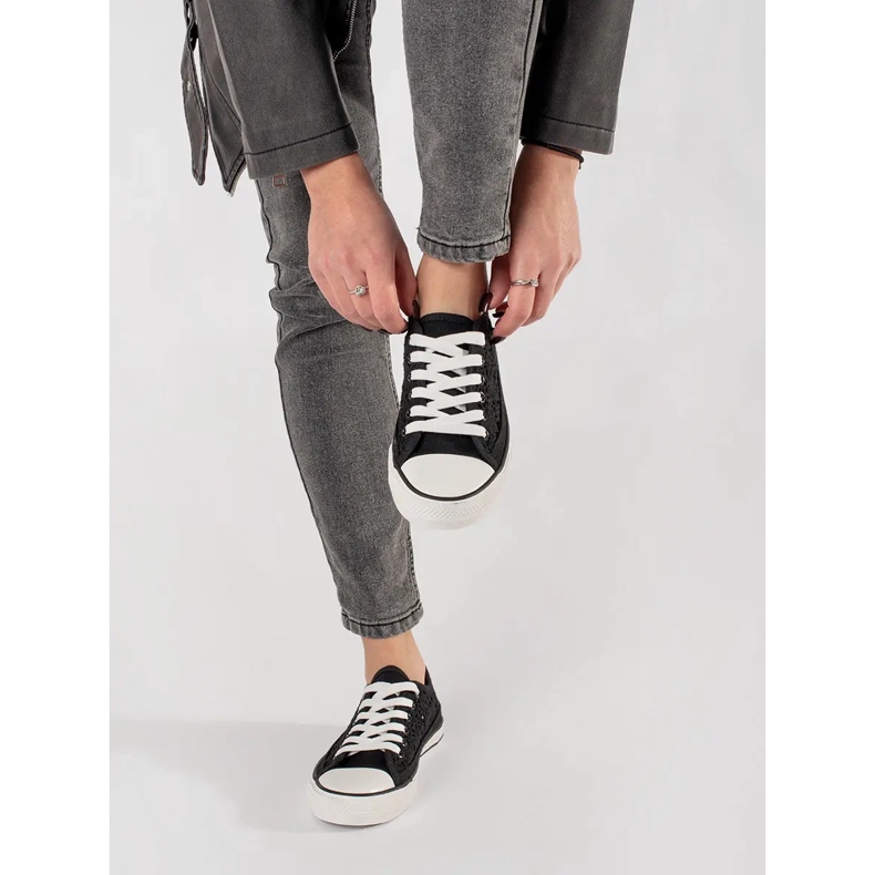 Schwarze offene Arbeiten Turnschuhe 2