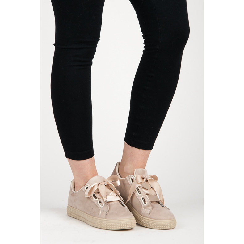 Wildlederturnschuhe, die mit einem Band gebunden sind braun 2