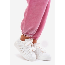 Öko -Leder -Turnschuhe auf der weißen Plattform 1