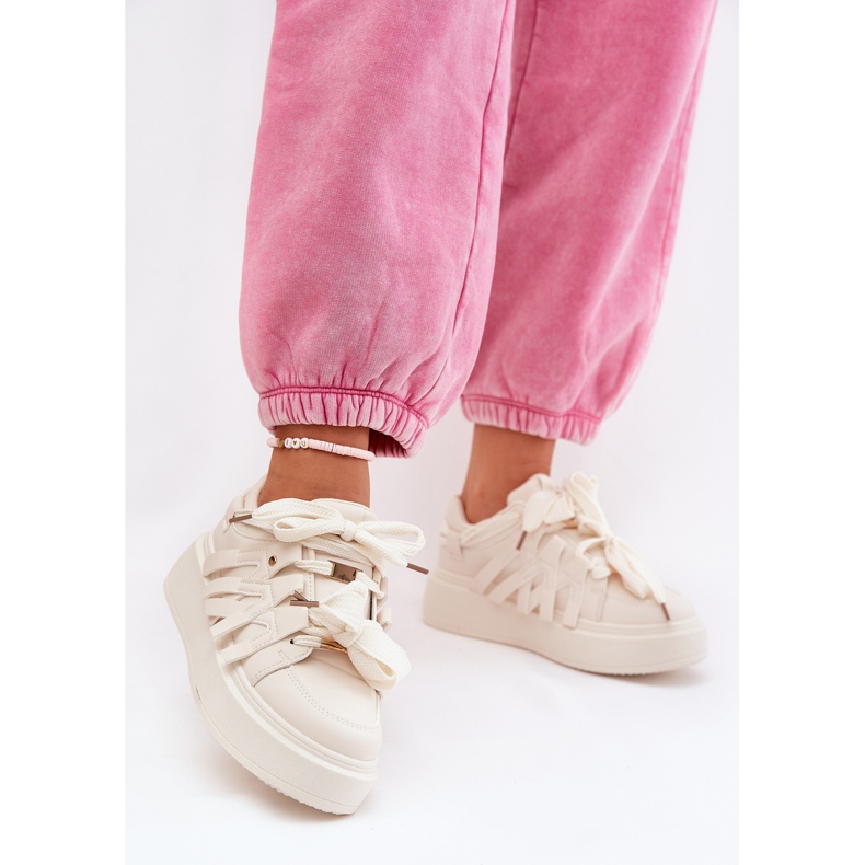 Öko -Leder -Turnschuhe auf der beige Plattform 2