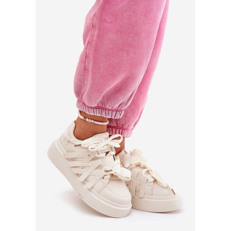 Öko -Leder -Turnschuhe auf der beige Plattform 1