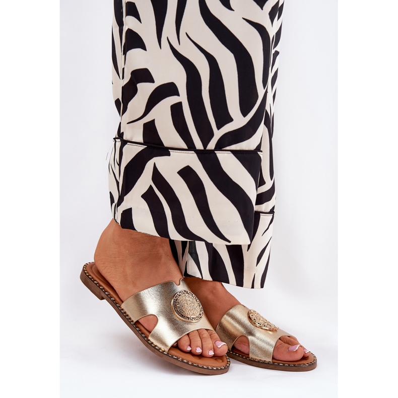 Flat -Frauen -Flip -Flops mit einem dekorativen goldenen Detail 1