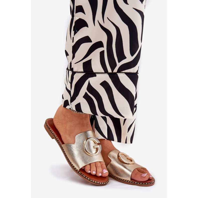 Eco Leder Flat Damen Pantoffeln mit einem dekorativen goldenen Detail 1