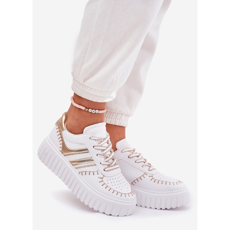 Frauen -Turnschuhe auf der Goldplattform golden 1