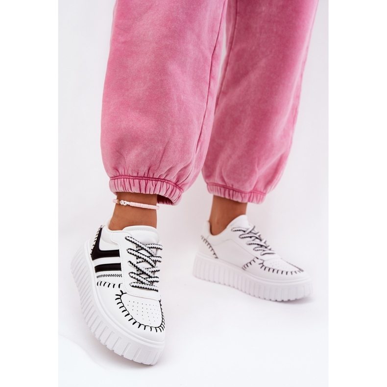 Frauen -Turnschuhe auf der Plattform weiß und weiß 2